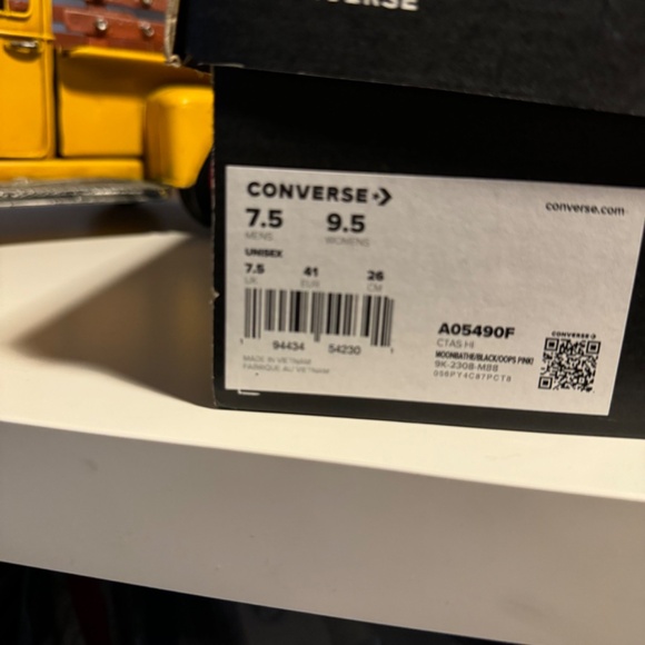 New Converse Hightop sneakers - Picture 6 of 7